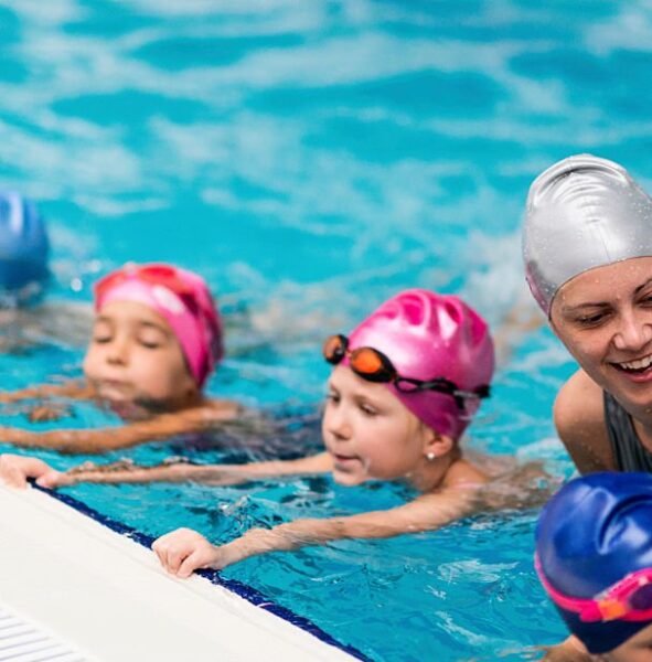 Swimming school - Swimming instructor with children